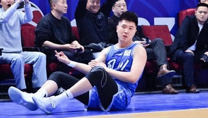 王薪凯战广东打疯了，造徐杰犯规，撞翻张浩嘉，胡明轩大赞凯皇