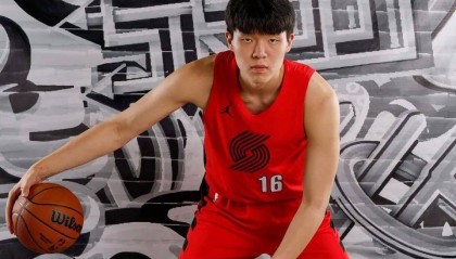 杨瀚森NBA新定妆照发布：身披开拓者16号红袍，张开双臂迎接新赛季