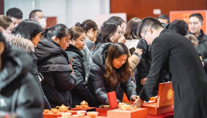 东台农商银行举办 “金彩东台”贵金属VIP展销会