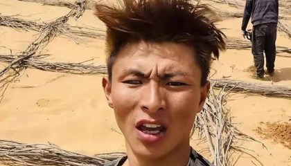 团队爆料00后异瞳“治沙少年”摆拍作秀！当事人回应质疑