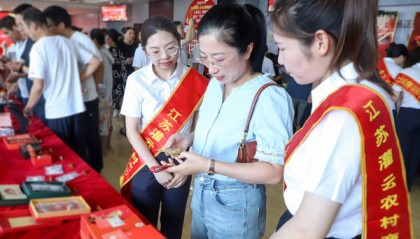 灌云农商银行“传世‘金’品钜惠农商”首场贵金属展销会成功举办