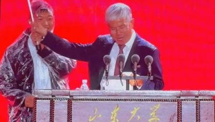 突降大雨！山东大学“蔬菜校长”两次拒伞：与同学共淋一场雨