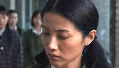 52岁影后颜丙燕公开小20岁男友：他知道我将步入更年期，已甜蜜相恋5年，两人出门必须手拉手