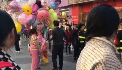 长沙步行街商贩卖气球被人挨个弄破，管委会：步行街不准卖气球，有关部门正在调查