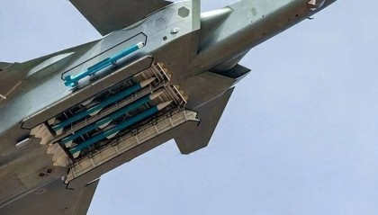 300公里极限打击！解放军霹雳-16震撼亮相，歼-20战机火力大幅增强