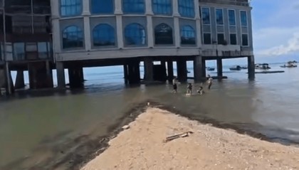 “限5秒内离开，不然拉你们见校长！”孩子们海边游泳，广西北海一男子命令式劝离