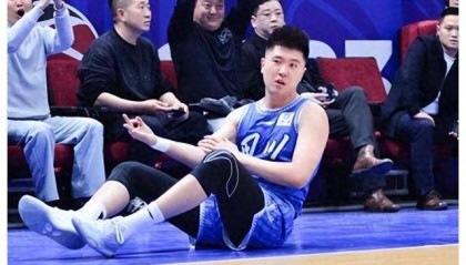 王薪凯飚砍广东，引徐杰犯规，撞倒张浩嘉！胡明轩盛赞凯皇！