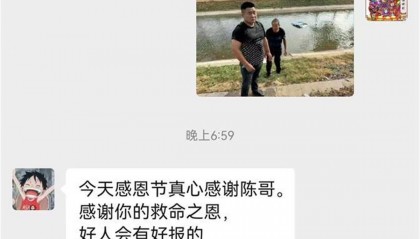 湖北江陵一女子驾车不慎冲进河中，危急时刻两男子接力救下被困母子