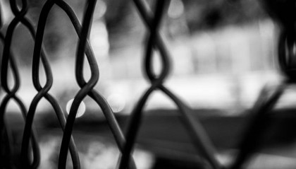 女孩因小说“涉黄”被捕，失业负债累累