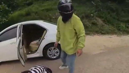 山西晋城6名游客在山区遭上千只马蜂袭击，游客弃车狂奔求救！当地政府已通知消防处理蜂窝