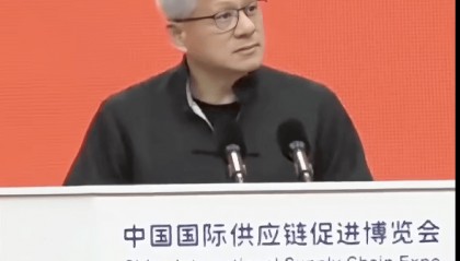 着唐装、讲中文，黄仁勋称AI的下一波浪潮是机器人