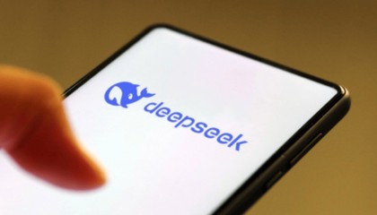 DeepSeek开年“抢”人：北京杭州两地布局，不卡学历、工作经验，年薪最高112万元