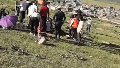 游客车钥匙被土拨鼠“叼走”,川西当地人挖洞帮忙找回