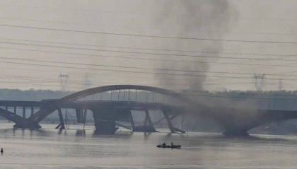 北京潮白河大桥部分路段起火坍塌，官方：原因正调查