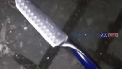 警方通报“一小区高空坠刀致人受伤”：涉事男子因与妻子争执将水果刀扔出，已被刑拘