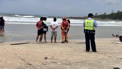 3名外地游客在广东惠州一海滩游玩，2人被海浪卷走，1人被救1人失联