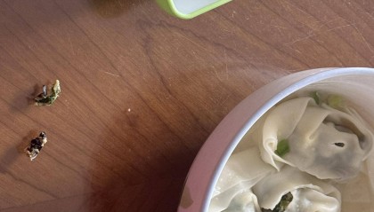 网友称在超市买的馄饨中吃出蟑螂 当地市监局：立案调查并向生产厂家发协查函，结果未出