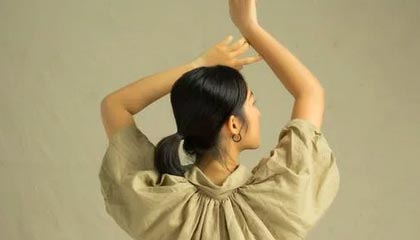 王楚钦男单夺冠后采访,小布和教练认真听还鼓掌,网友:这就是来自对手的尊重吧