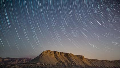 黄山风景区一女子翻护栏在悬崖边捡手机,脚下就是 “万丈深渊”
