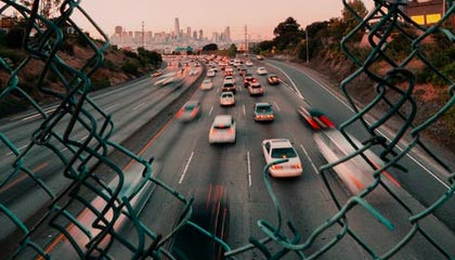 黄山风景区一女子翻护栏在悬崖边捡手机,脚下就是 “万丈深渊”