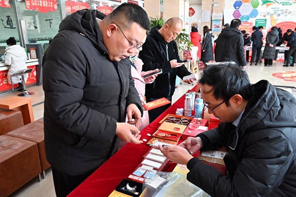 襄垣农商银行举办贵金属现场展销会