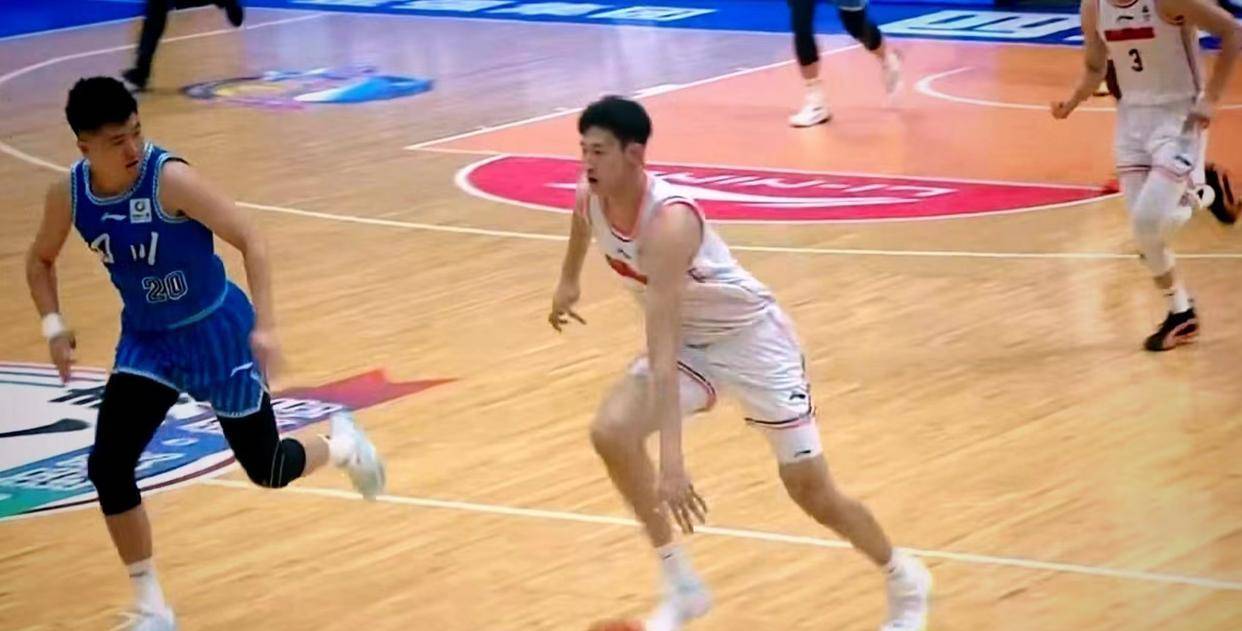 王薪凯战广东打疯了，造徐杰犯规，撞翻张浩嘉，胡明轩大赞凯皇