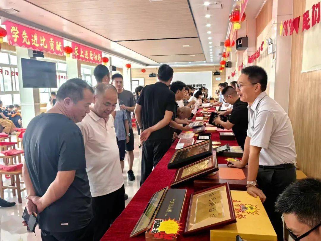 鄢陵农商银行举办“收获金秋 农商有礼”贵金属品鉴暨中秋答谢会