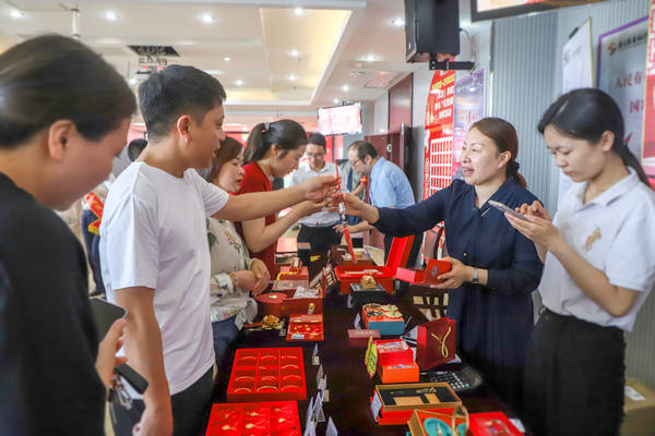 灌云农商银行“传世‘金’品钜惠农商”首场贵金属展销会成功举办