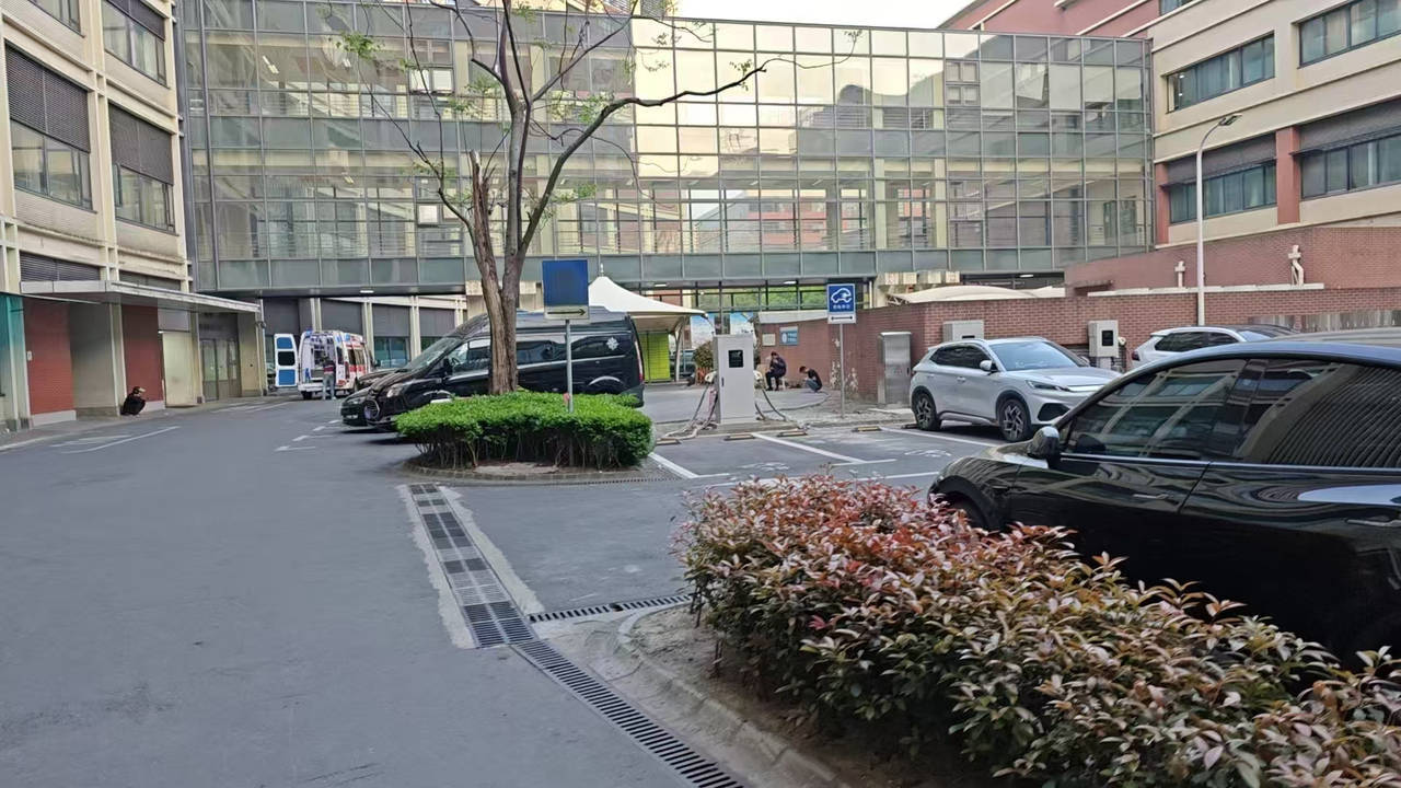 江西省儿童医院一医生帮联系民营救护车800公里收2.8万元，院方调查