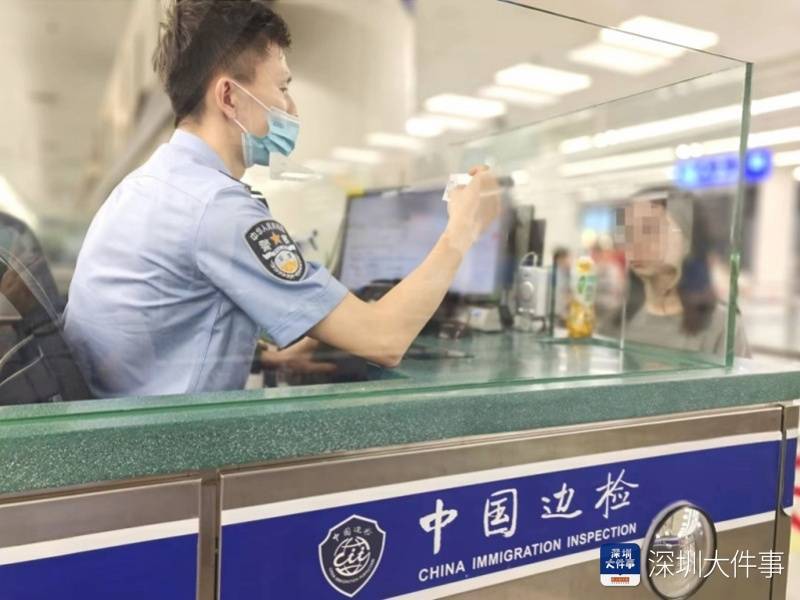 双胞胎长一模一样，弟弟偷用哥哥证件出境，会被识别出来吗？