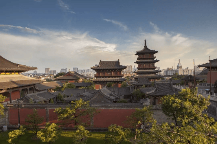 《黑神话：悟空》取景地、国宝级佛殿大同华严寺古墙遭游客刻字破坏，警方介入调查