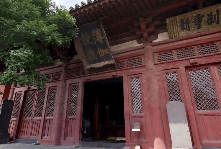《黑神话：悟空》取景地、国宝级佛殿大同华严寺古墙遭游客刻字破坏，警方介入调查