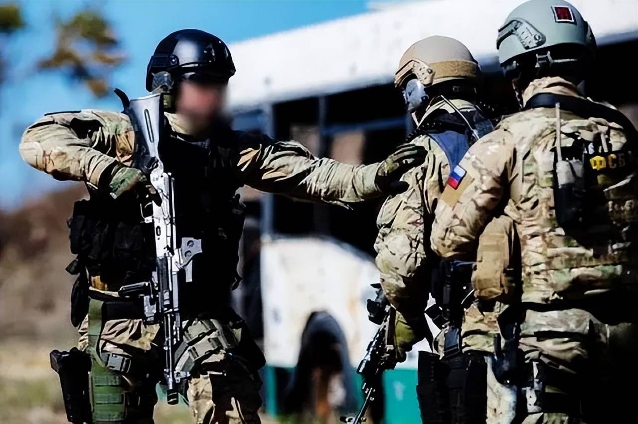 俄特种部队潜入乌控区“突袭”，15分钟抓走3名北约高官，西方措手不及！
