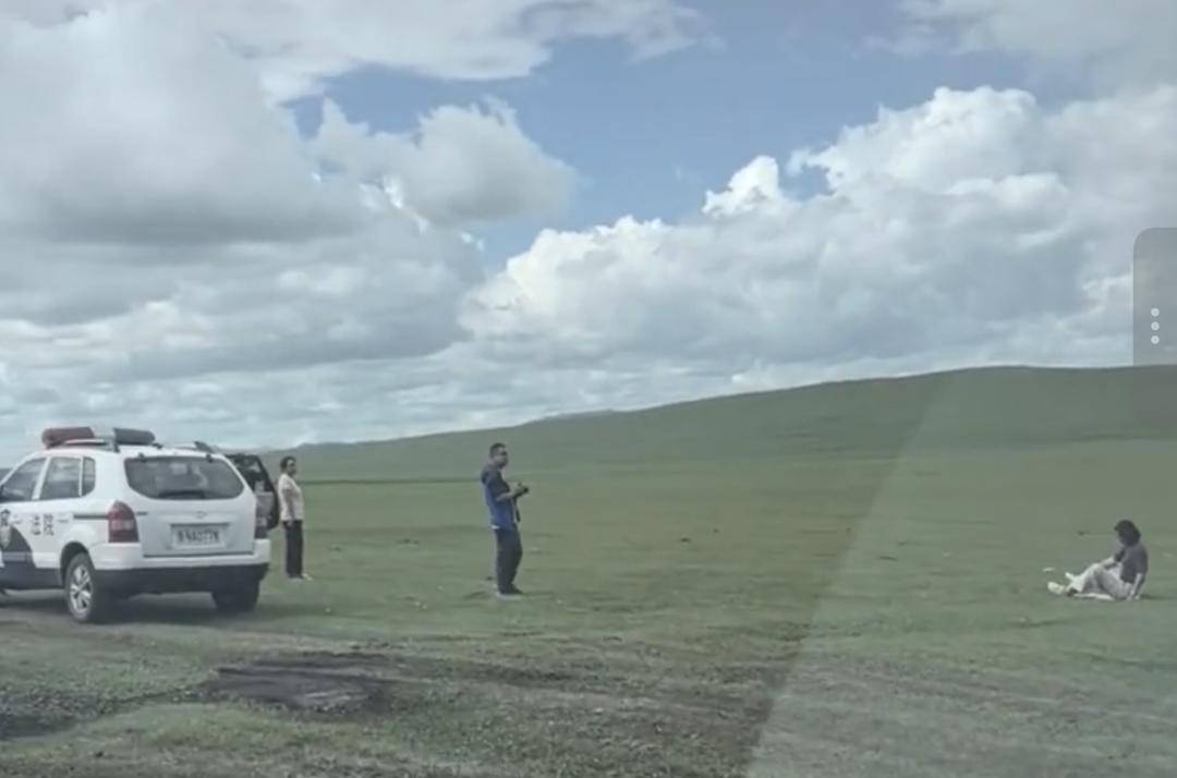法院车辆出现在内蒙古草原被质疑公车私用，黑河中院：干警执行任务途中，帮游客拍照