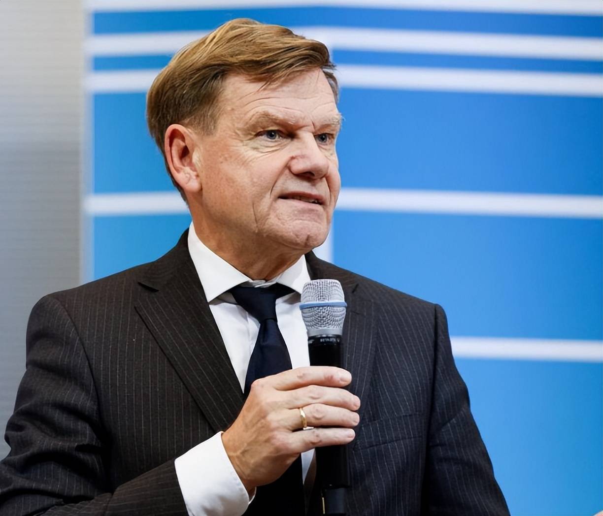 德国四天连发攻击，中国强势回应，7艘大型舰船南下，大量战机起飞