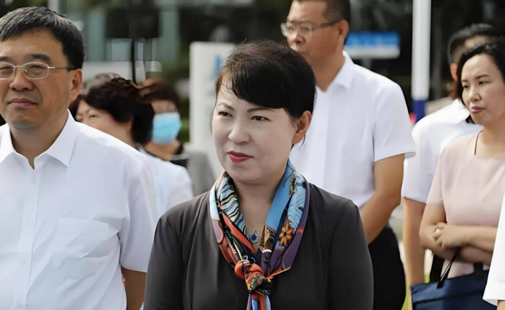 “换装主席”王莉霞的堕落：从光鲜人设到腐败深渊