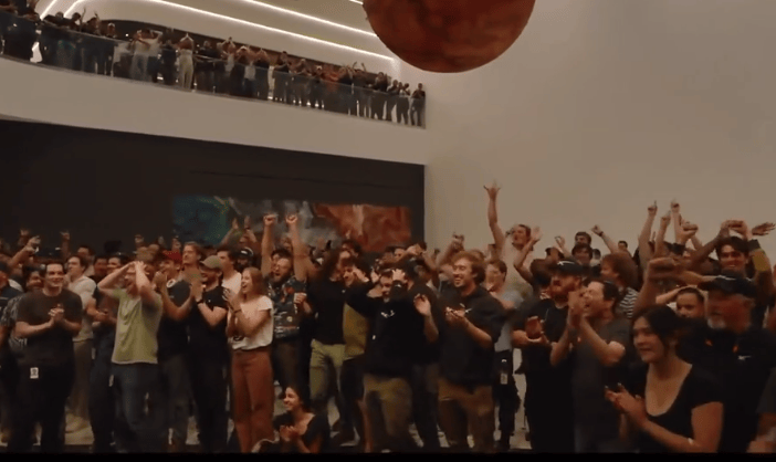 这次没有空中爆炸!1个小时飞越半个地球,马斯克星舰终于成功了,现场欢呼声、鼓掌声响成一片