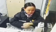 事发上海星巴克!女顾客咆哮10分钟,骂哭女店员!有人注意到一个细节