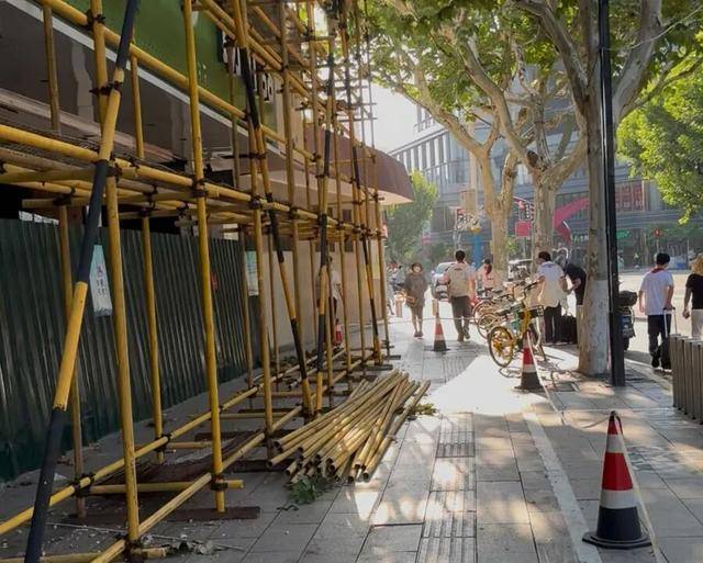 事发上海校门口！学生上学像闯关：夹缝中慢慢腾挪，与非机动车迎面对冲…家长担忧：何时是头