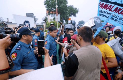 在台海虚晃一枪，福建舰急速南下，马科斯反应过来，菲方无法应对，美国来帮忙都没用