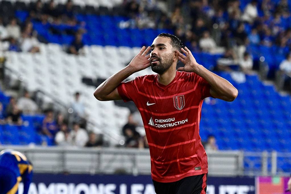 韩媒:成都蓉城球迷向蔚山球员投掷水瓶 或遭亚足联处罚