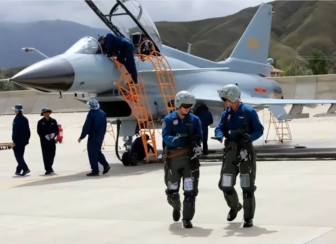 央视曝光!歼-35A改用内置登机梯,和F-35的一模一样?
