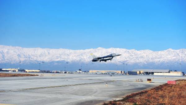 特朗普碰瓷:夺回阿富汗空军基地,离中国太近