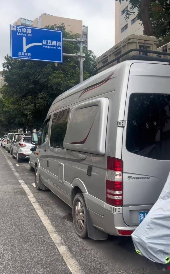 “钥匙在这,我回家了!”上海男子将百万元房车停在南宁街头,请陌生人上车体验