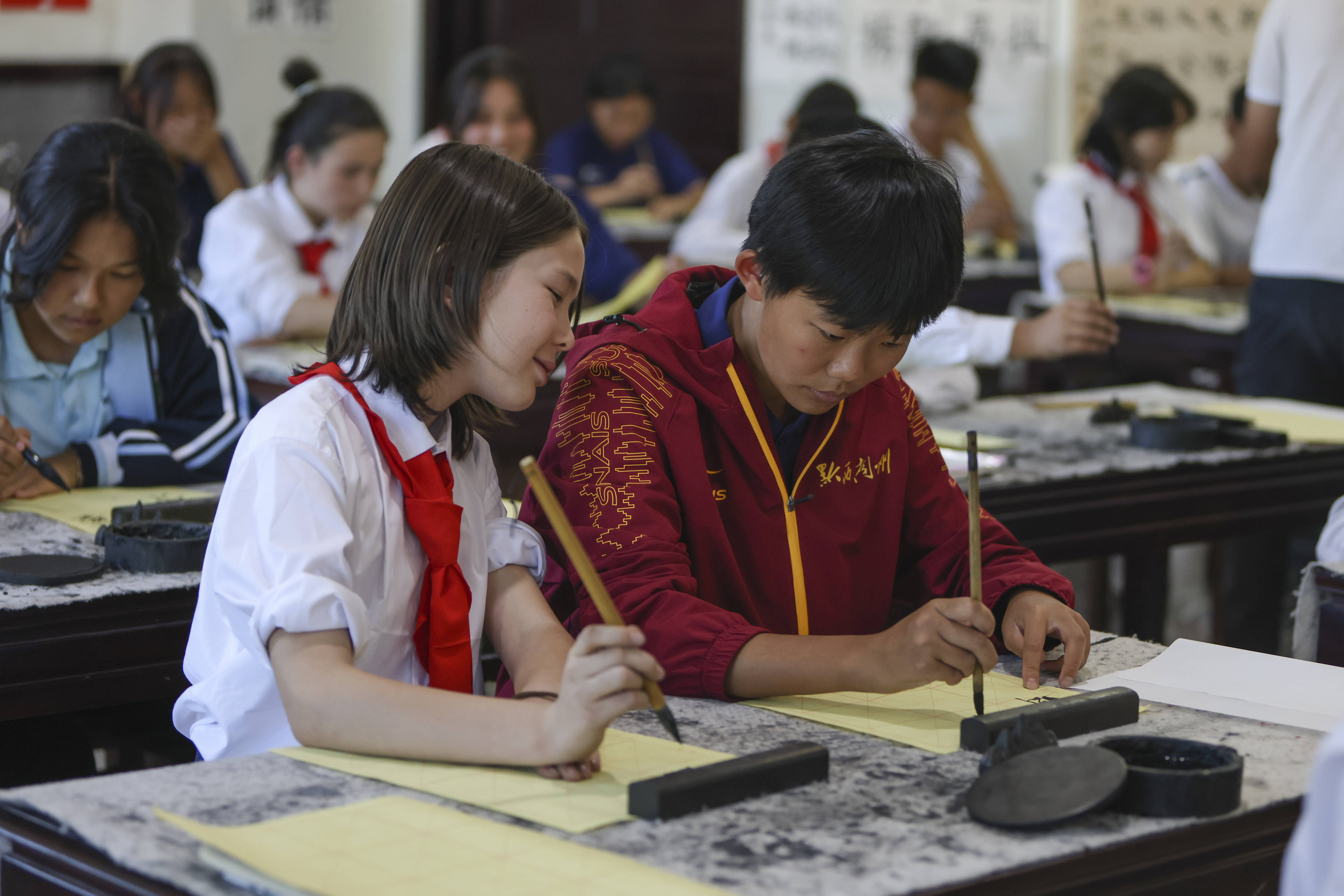 新华全媒头条|雪莲绽放新时代 团结奋斗谱新篇——以习近平同志为核心的党中央情系天山儿女引领新疆发展纪实