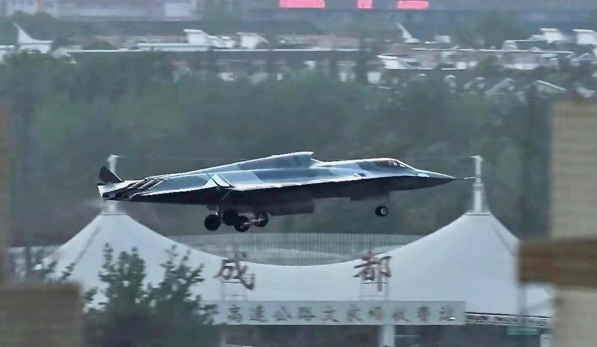 歼-36是隐身轰炸机?印媒:世界首款六代机,美国F-47在三年后飞