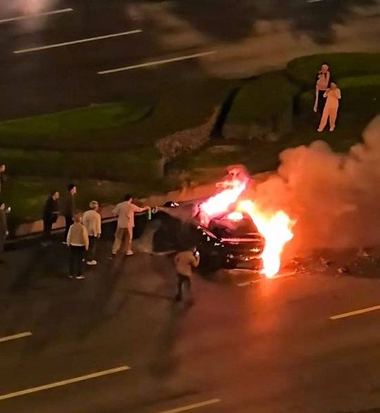 小米SU7碰撞后爆燃,多人救援未果,驾驶员不幸遇难