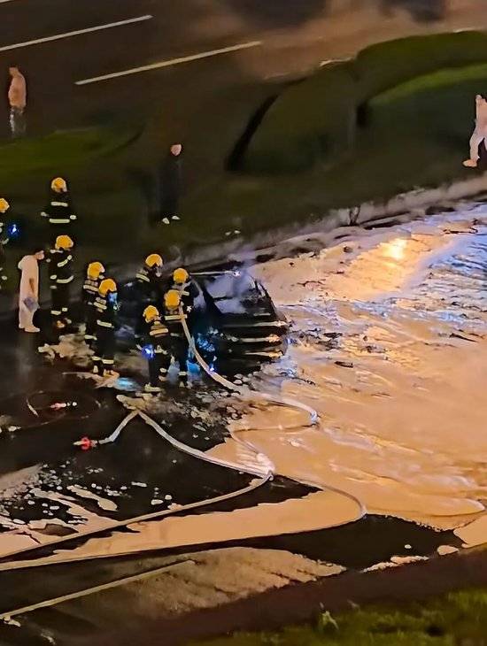 小米SU7碰撞后爆燃,多人救援未果,驾驶员不幸遇难