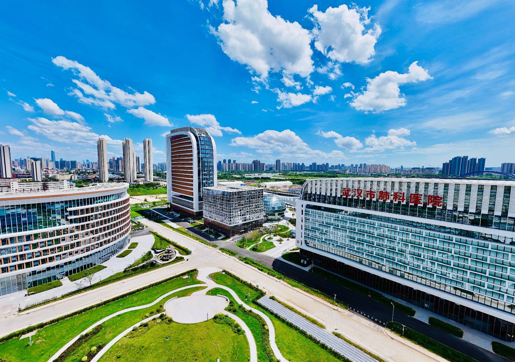 武汉一医院的球形大楼、连廊建筑受关注，院方：是新建的汉江湾院区，实施分区诊疗显得开阔