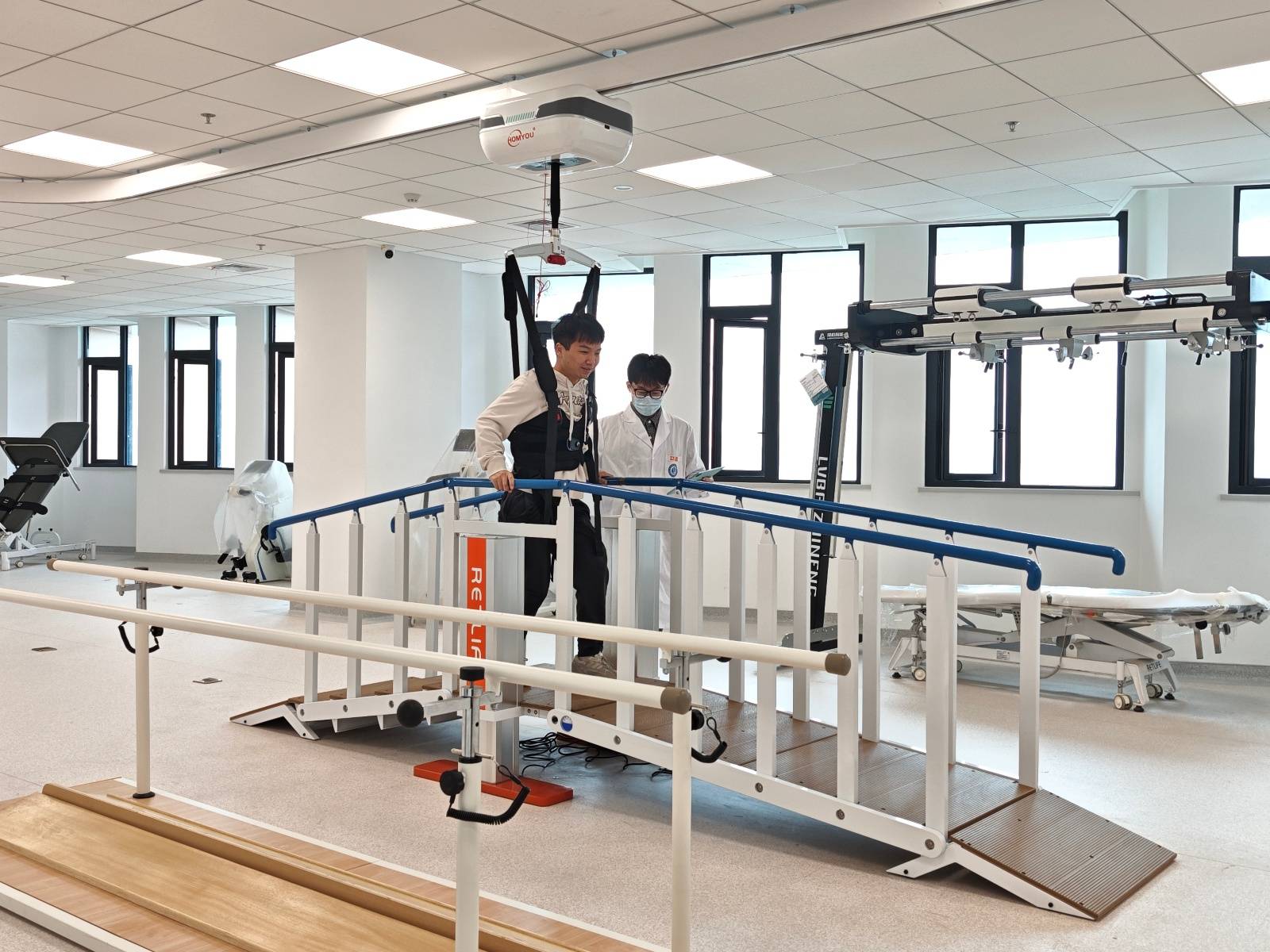 武汉一医院的球形大楼、连廊建筑受关注，院方：是新建的汉江湾院区，实施分区诊疗显得开阔